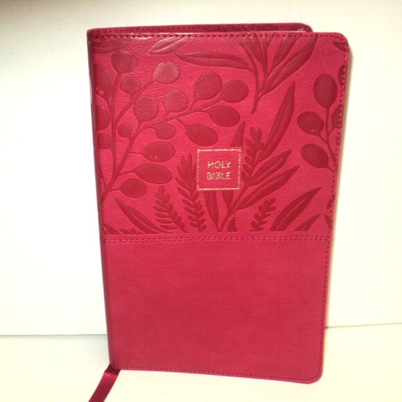 The Holy Bible: New King James Version Personal Size Large Print Reference Pink - Picture 3 of 7